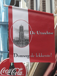 908342 Afbeelding van een vlag met de tekst: 'De Utrechtse / Domweg de lekkerste!', uitgehangen bij snackbar De Baron ...